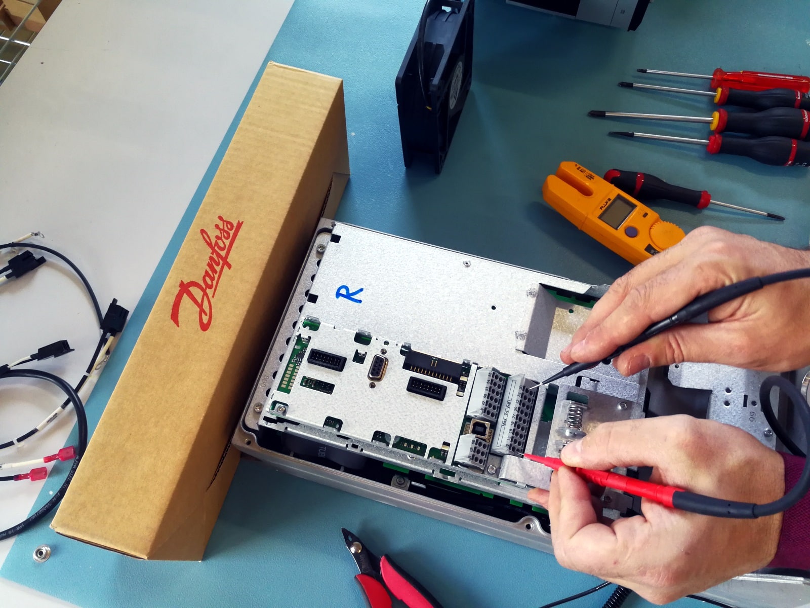 photo travaillant sur un variateurs de fréquence Danfoss servant pour un automate programmable