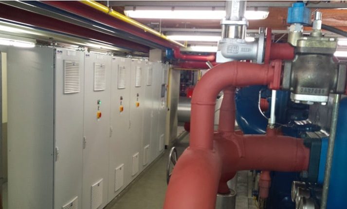 Photo de plusieurs armoires électriques sur un site industriel