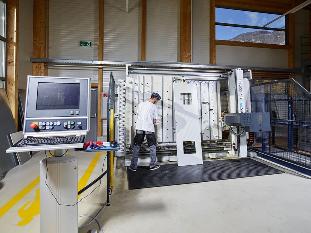 Technicien travaillant dans une entreprise d'automatisme