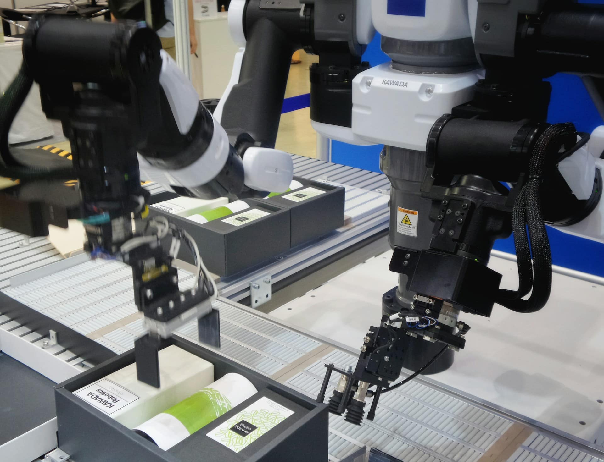 photo d'un robot industriel utilisant pour les opérations de mise en boite dans le secteur cosmétique et packaging